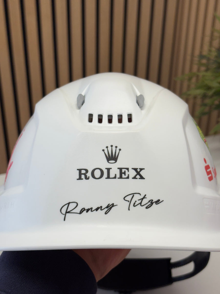 Individuell bedruckter Schutzhelm mit Schriftzug aus der LASERPIX-Produktion