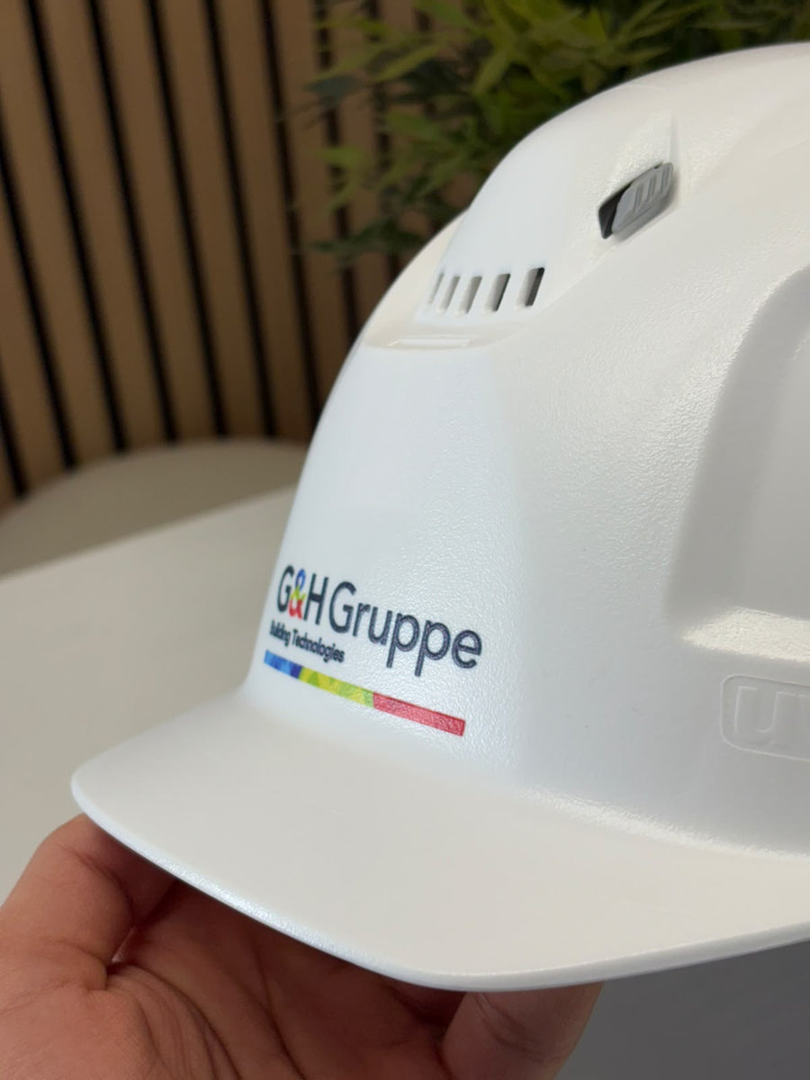 Weißer Schutzhelm mit Logo der G&H Gruppe – von LASERPIX veredelt