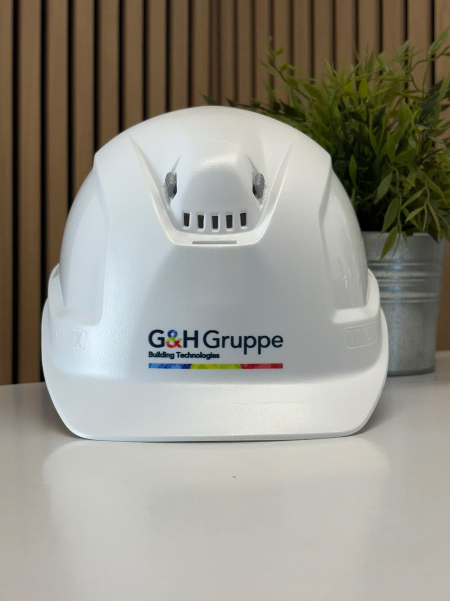 Fertig veredelter Schutzhelm der G&H Gruppe mit vollfarbigem Firmenlogo